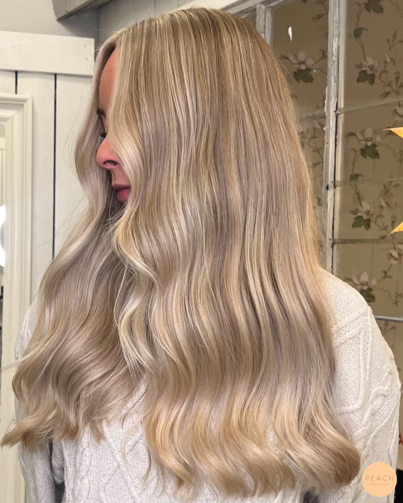Light blonde highlights med ljus face frame