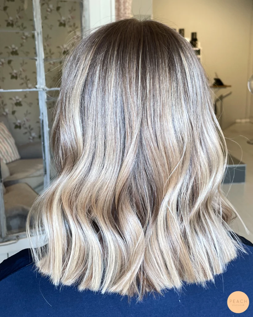 Naturlig blond hårfärg med ljusa slingor