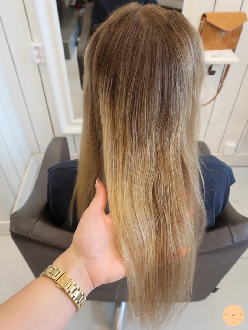Balayage blond slingor med sval nyansering