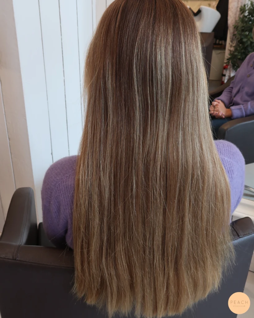 Bronde hårfärg med slingor och extra glans