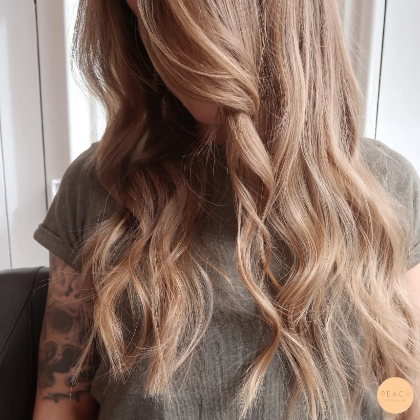 Varm blond hårfärg med slingor och rootshadow