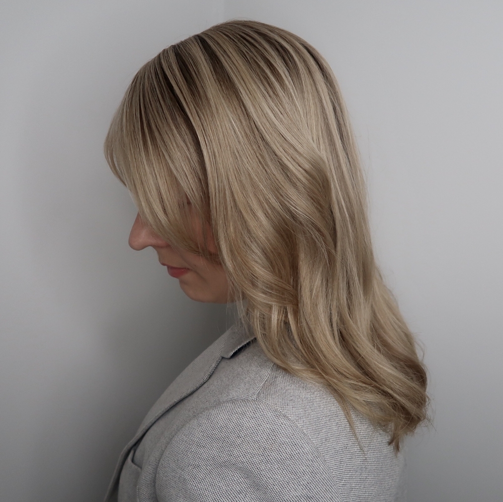 Blonda slingor i brunt hår med somriga nyanser