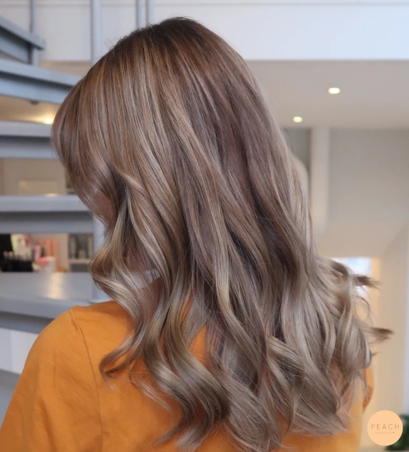 Kall balayage blonde med ljusa slingor