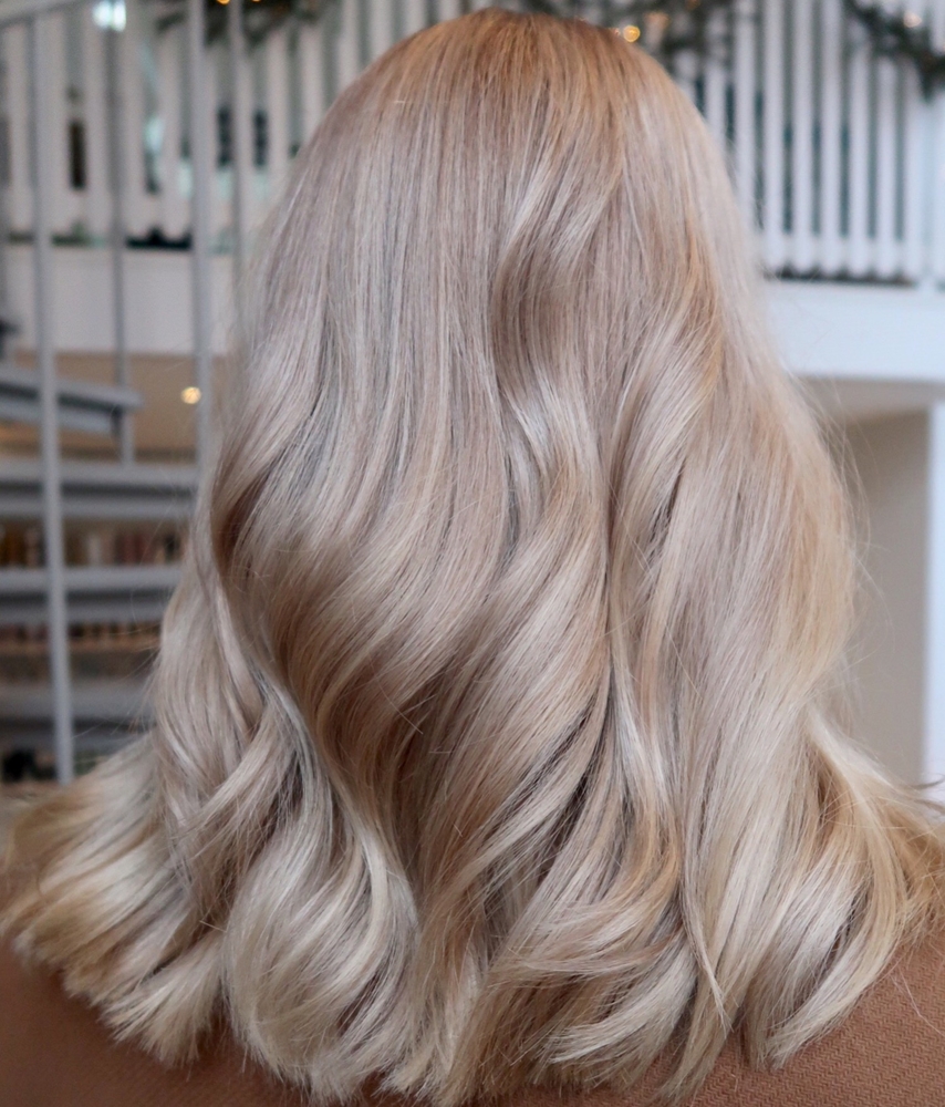 Beigeblond hårfärg med lowlights