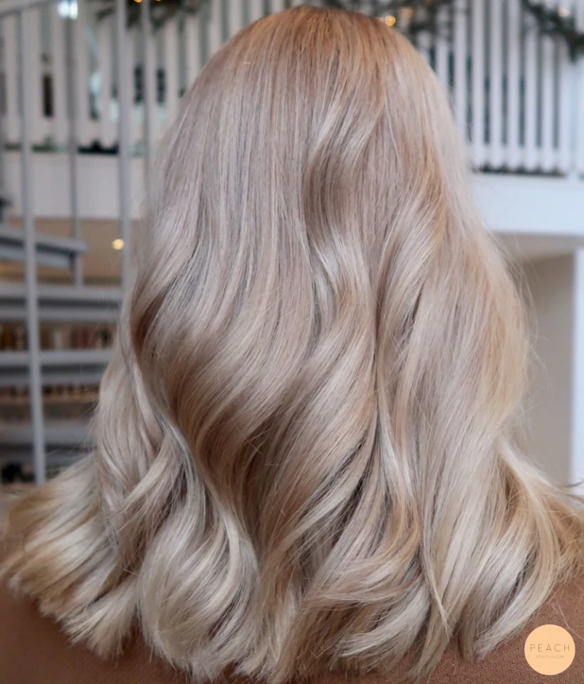 Beigeblond hårfärg med lowlights