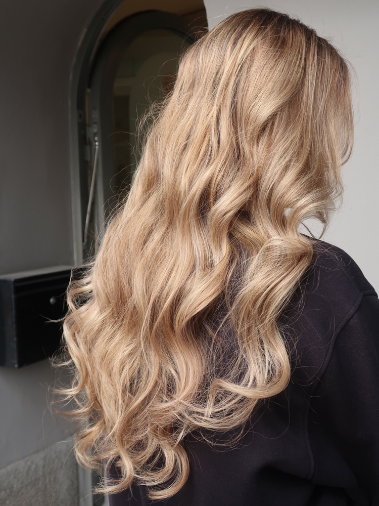 Blond balayage beige slingor på långt hår