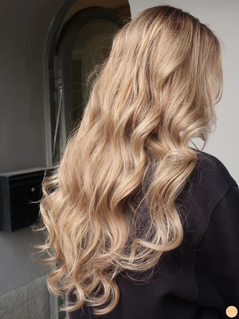 Blond balayage beige slingor på långt hår