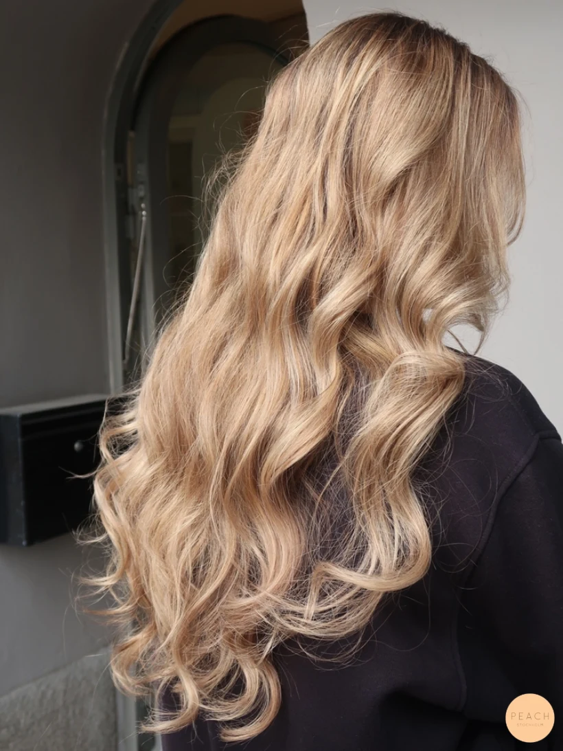 Blond balayage beige slingor på långt hår