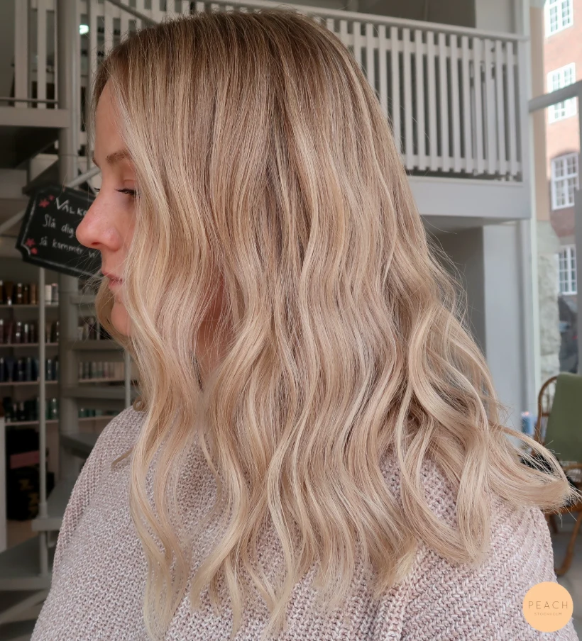 Balayage blond med ljusa slingor och sval nyansering