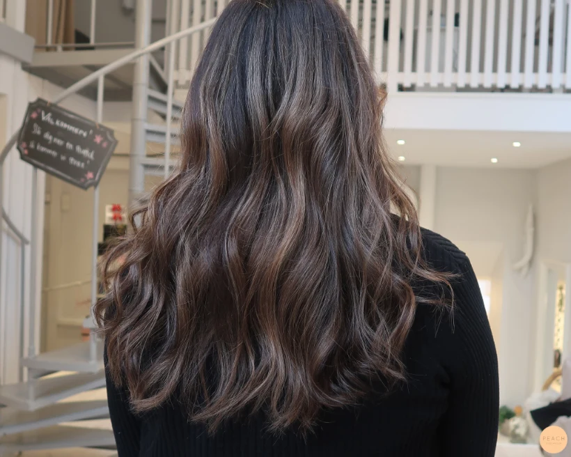 Mörk kall brun hårfärg med ljusa slingor stockholm