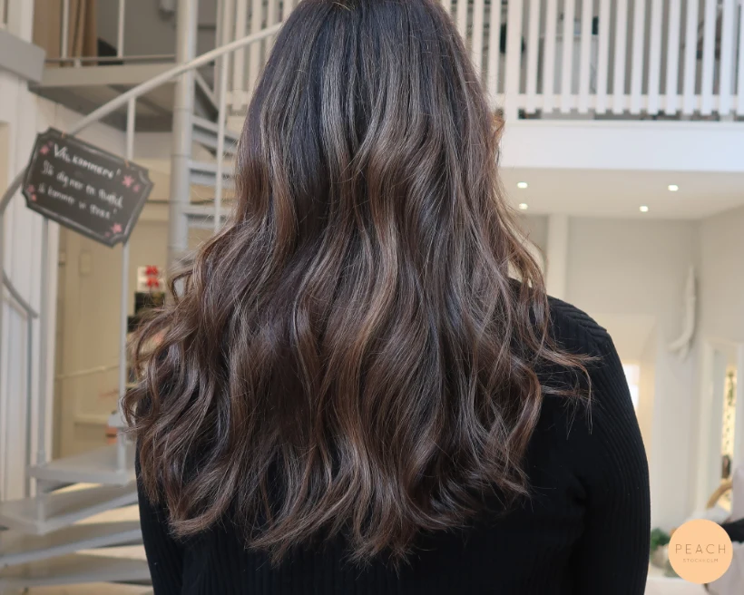 Mörk kall brun hårfärg med ljusa slingor stockholm