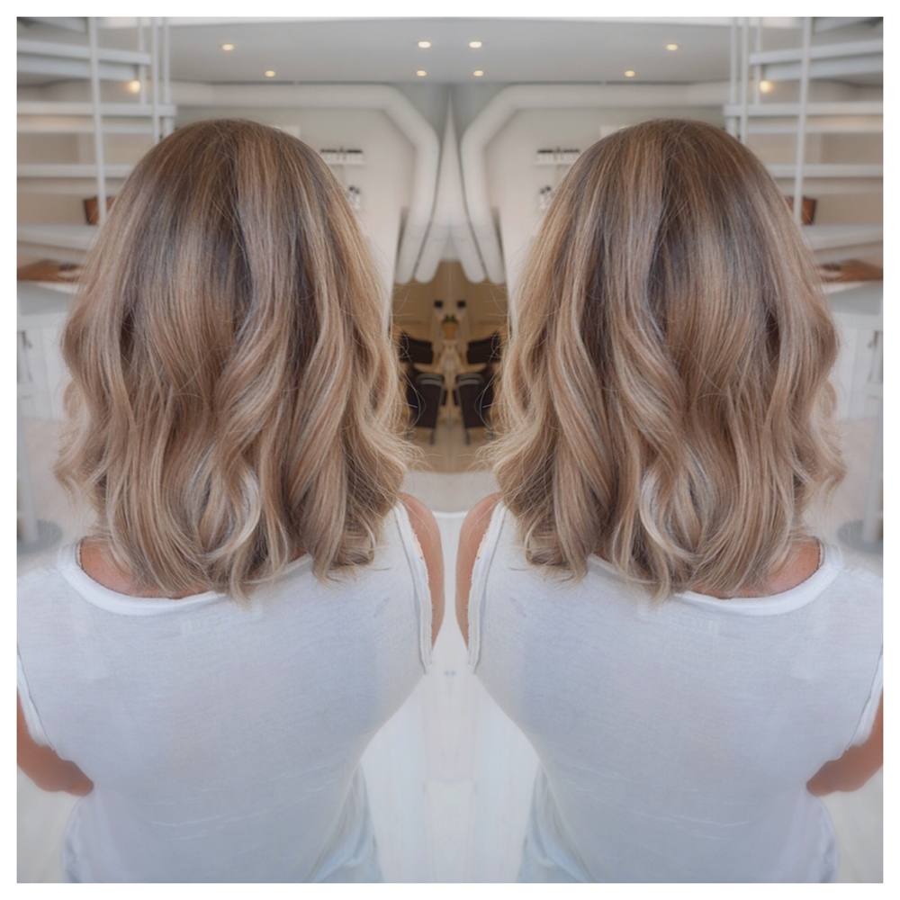 Naturlig blond hårfärg med skiftningar