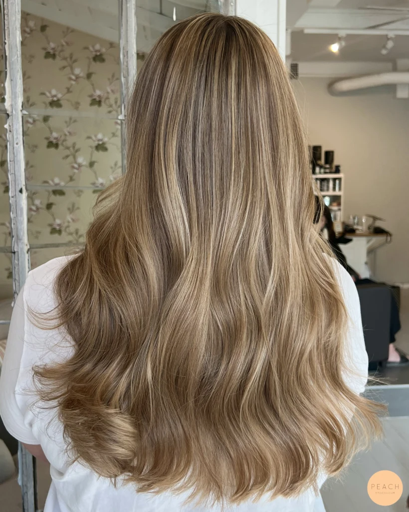 Soft blonde med ljusa slingor och extra glans