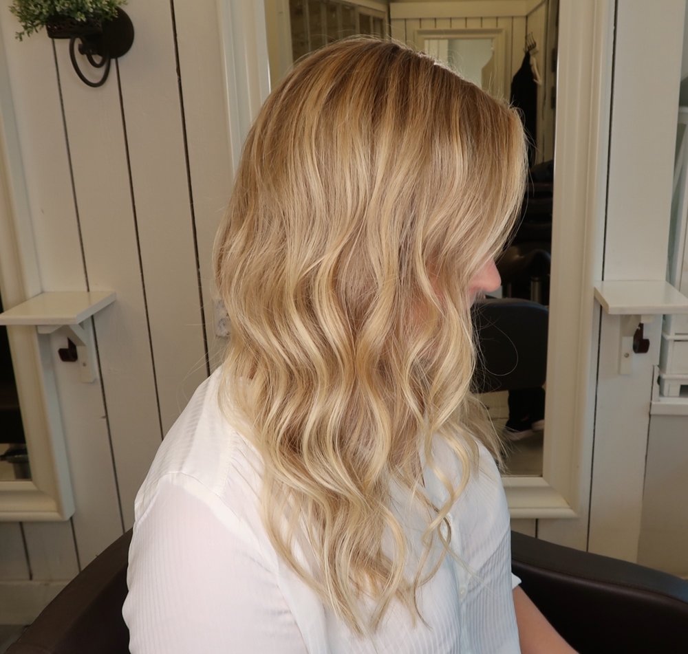 Guldblond hårfärg med slingor