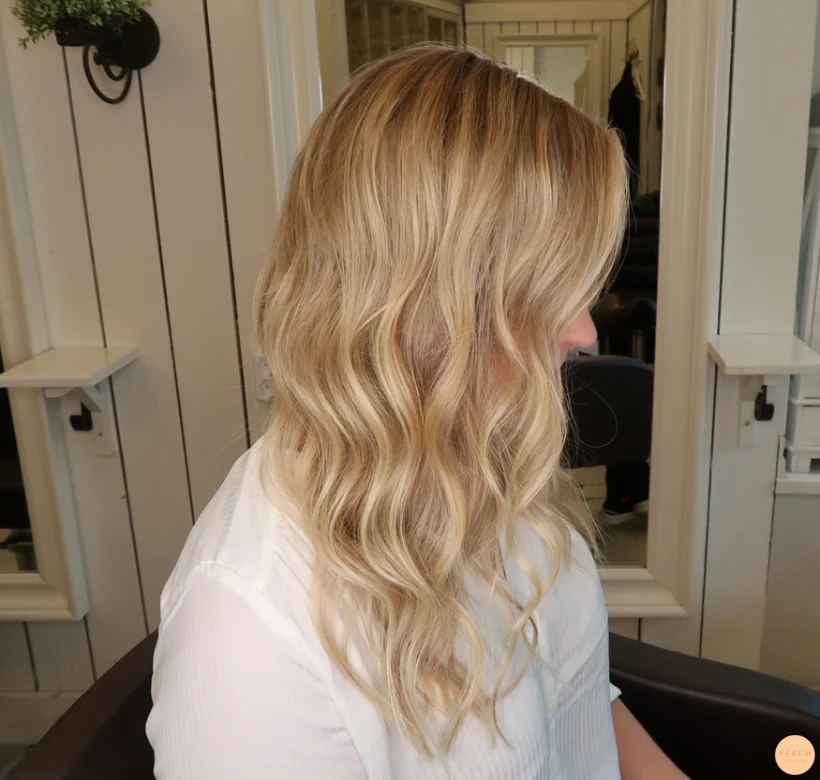 Guldblond hårfärg med slingor