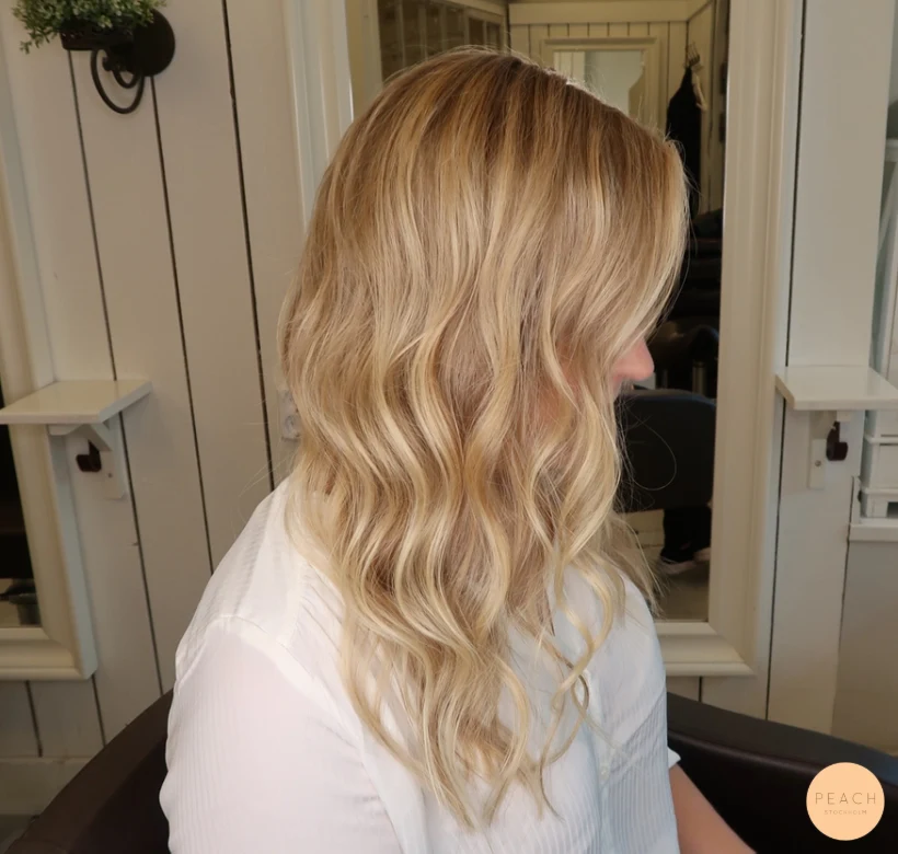 Guldblond hårfärg med slingor och ljusa slingor