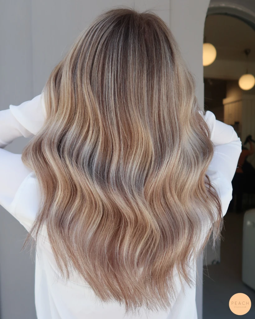 Beige blond hårfärg med ljusa och mörka slingor och beige toner