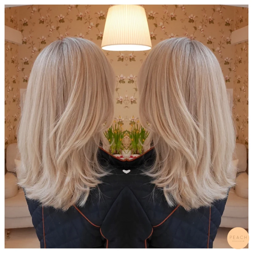 Beige blond med ljusa slingor