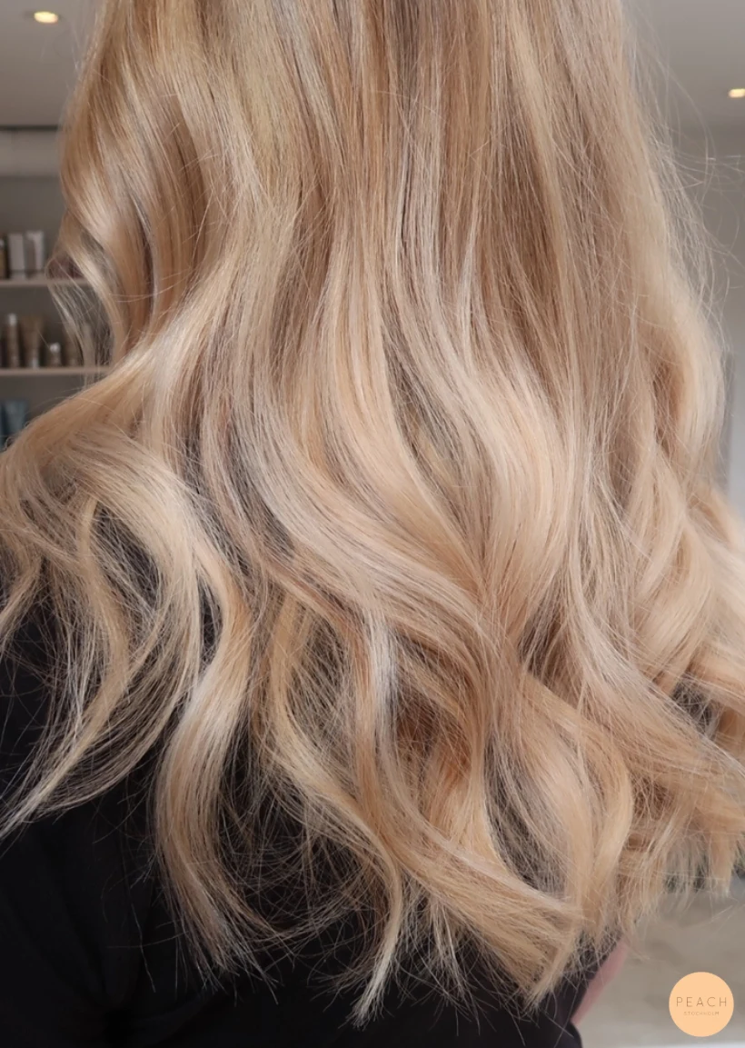 Balayage blond slingor med extra glans