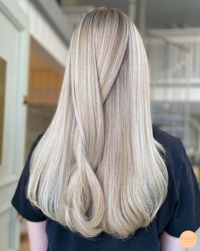 Lyxig blond hårfärg med lagerklippning