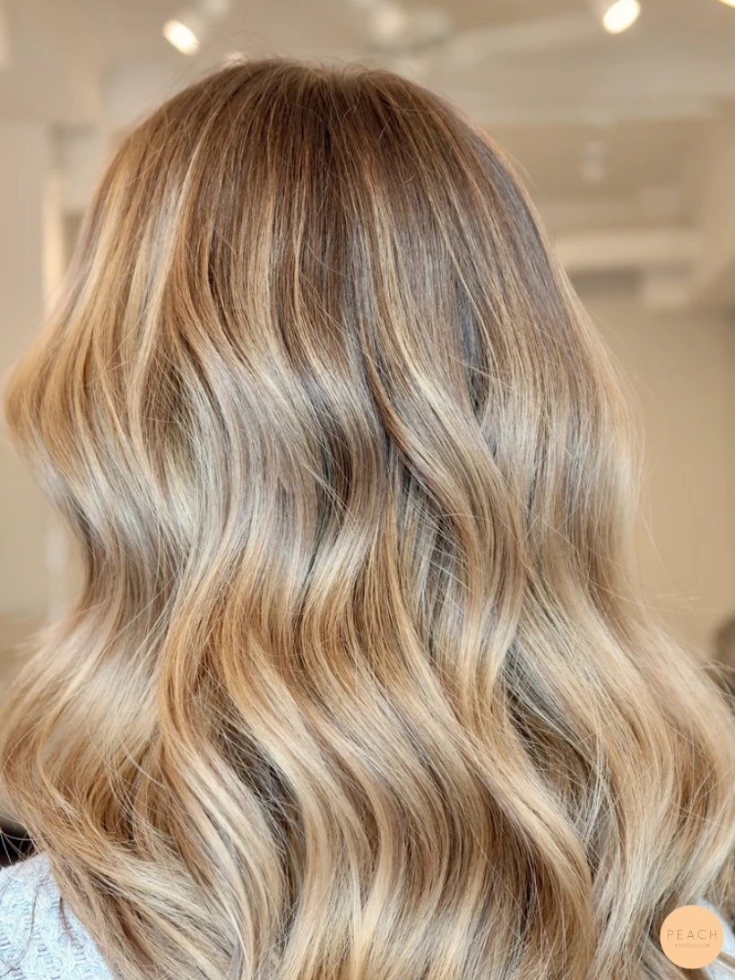 Balayage på mörkt hår med ljusa slingor