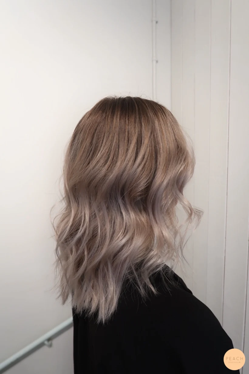 Kall blond hårfärg med askblond känsla