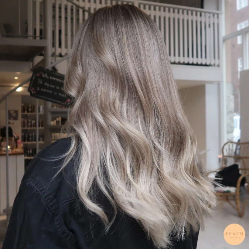 Kall blond med balayageteknik