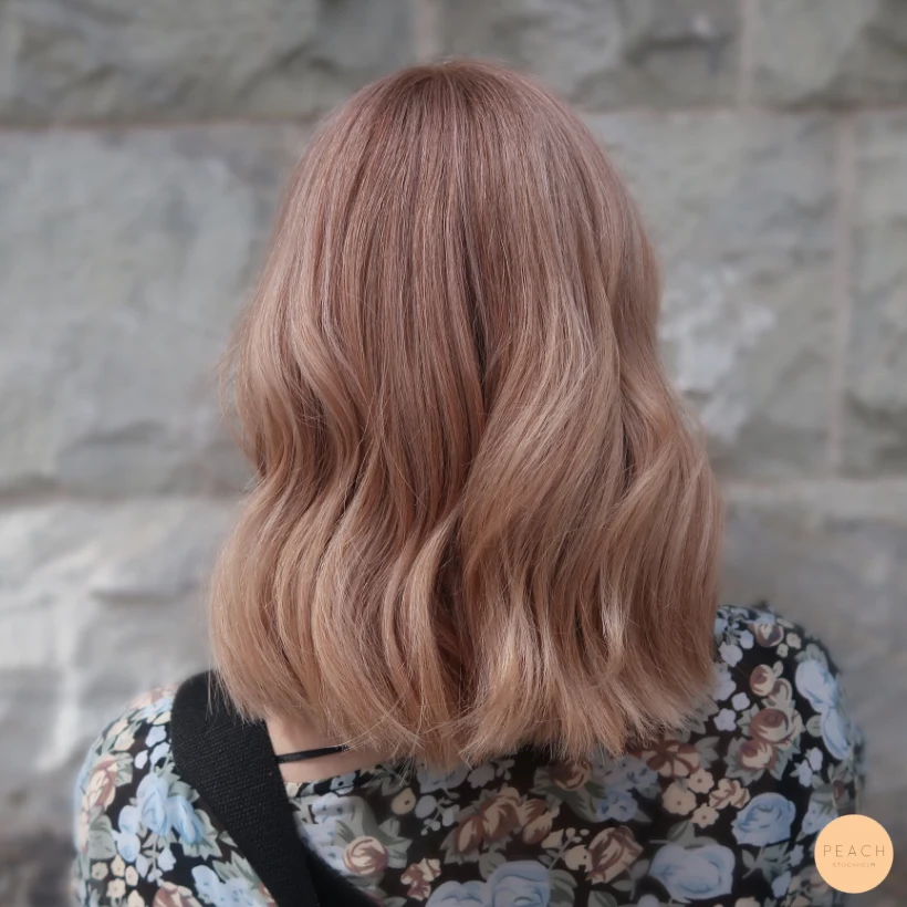 Peach rosa hår med rosa toner