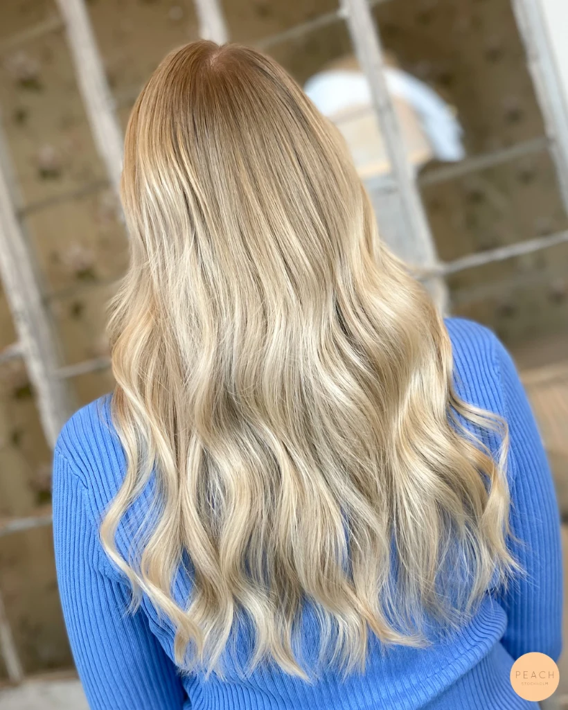 Naturlig blond hårfärg med mjuka teasylights