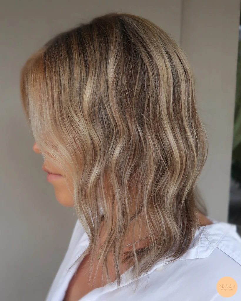Beige blonde vågor hår i en lobb