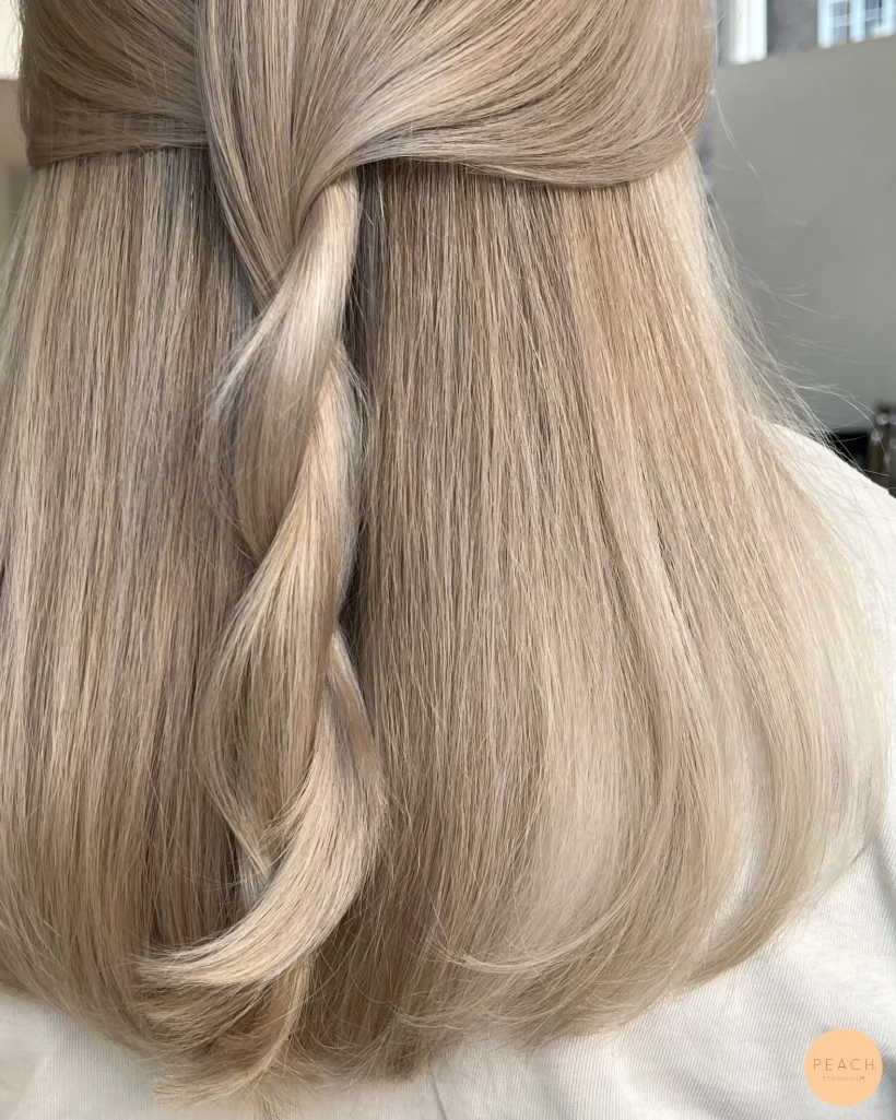 Blond beige balayage med krämig ton