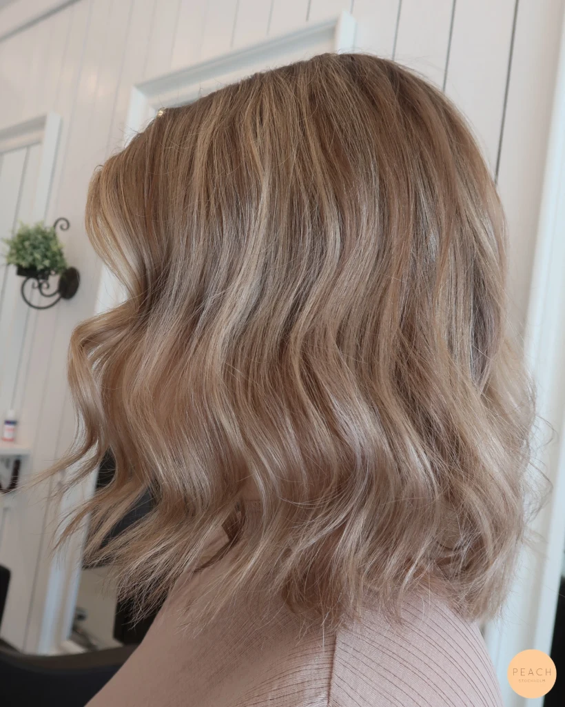 Balayage slingor med en beige nyans på håret.