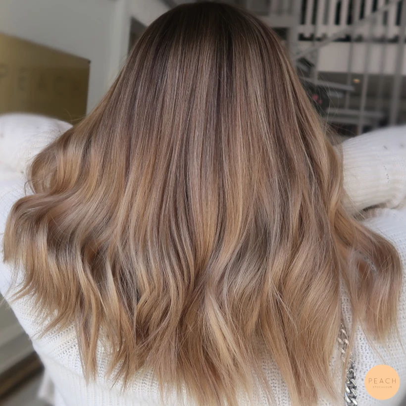 Varm guldig Balayage på mörkt hår