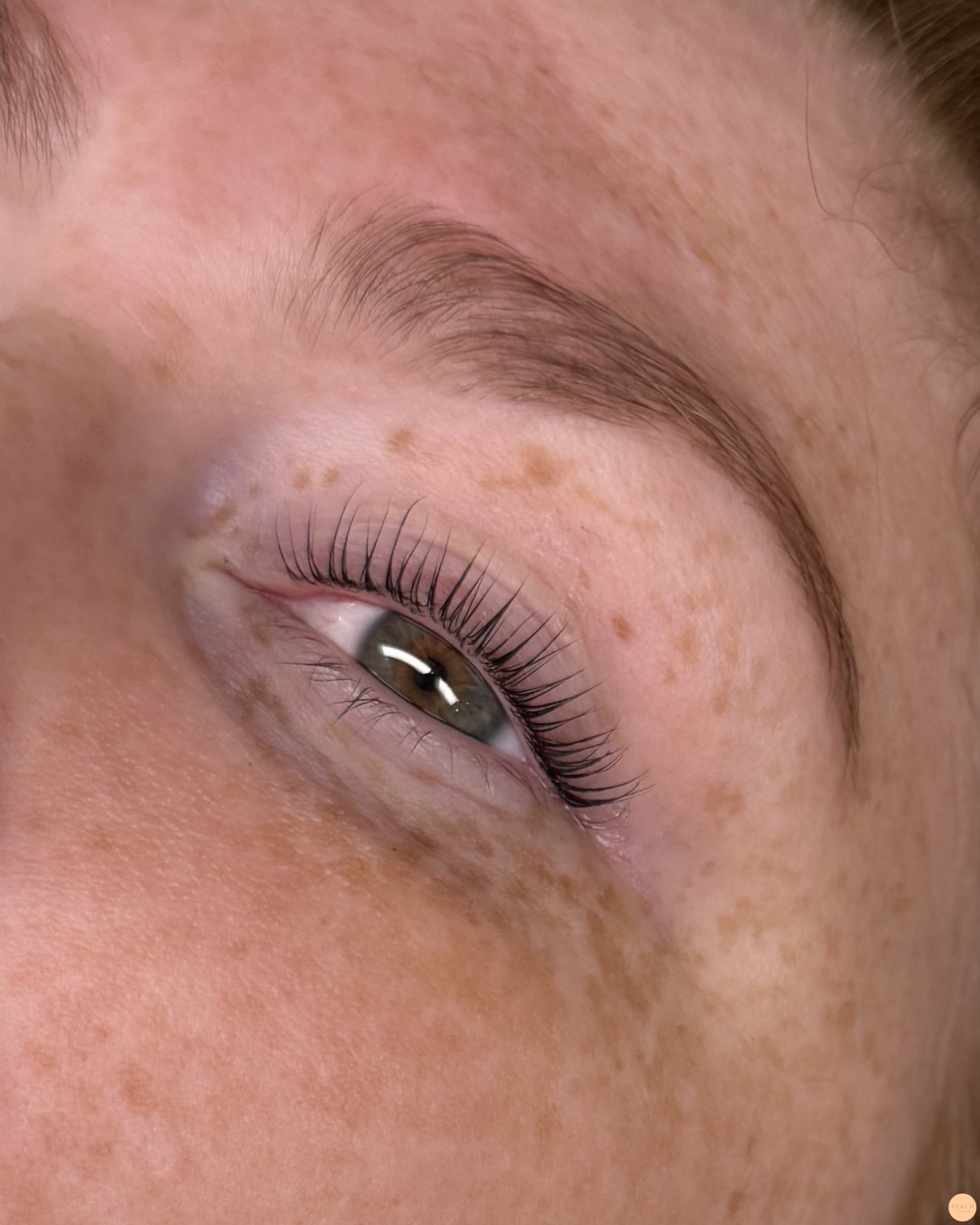 Yumi lashes brynfärgning