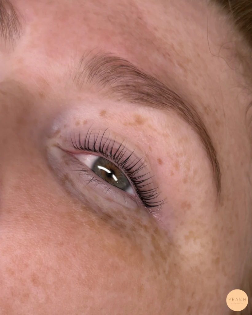 Yumi lashes brynfärgning