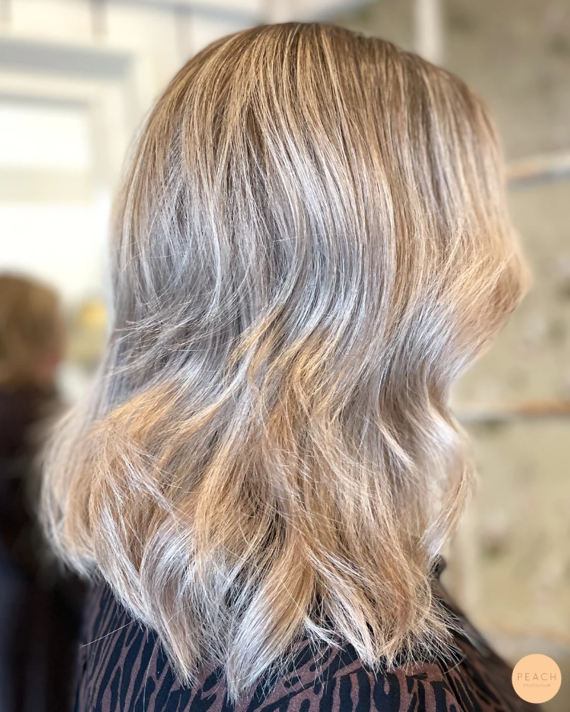 Kall blond hårfärg – salongsresultat av Javiera Hernandez, 18 november 2022