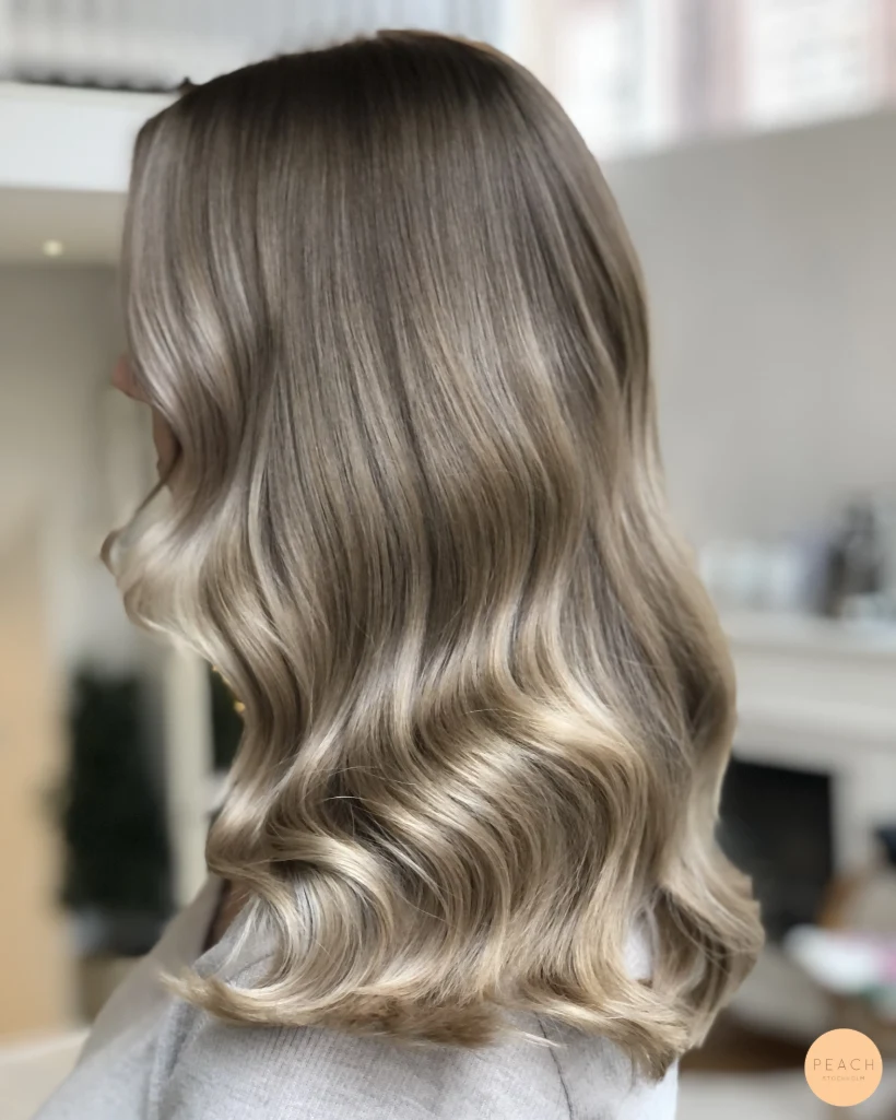 Soft blonde balayage med extra glans