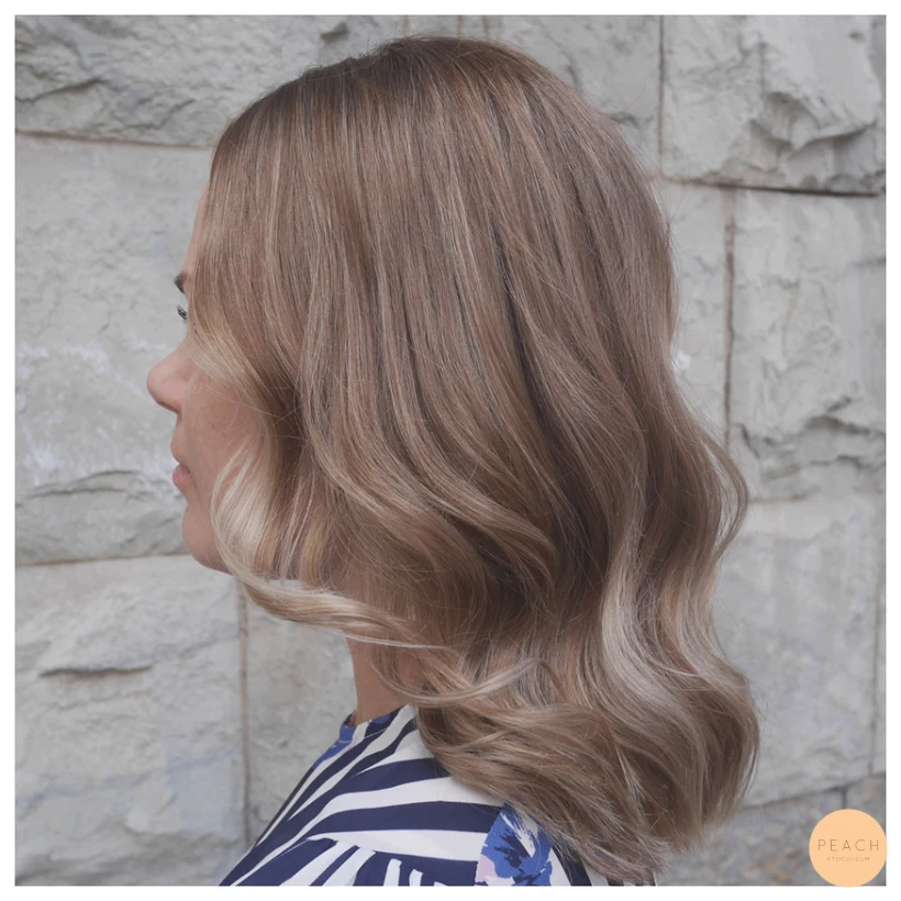 Kall beige balayage med beige toner