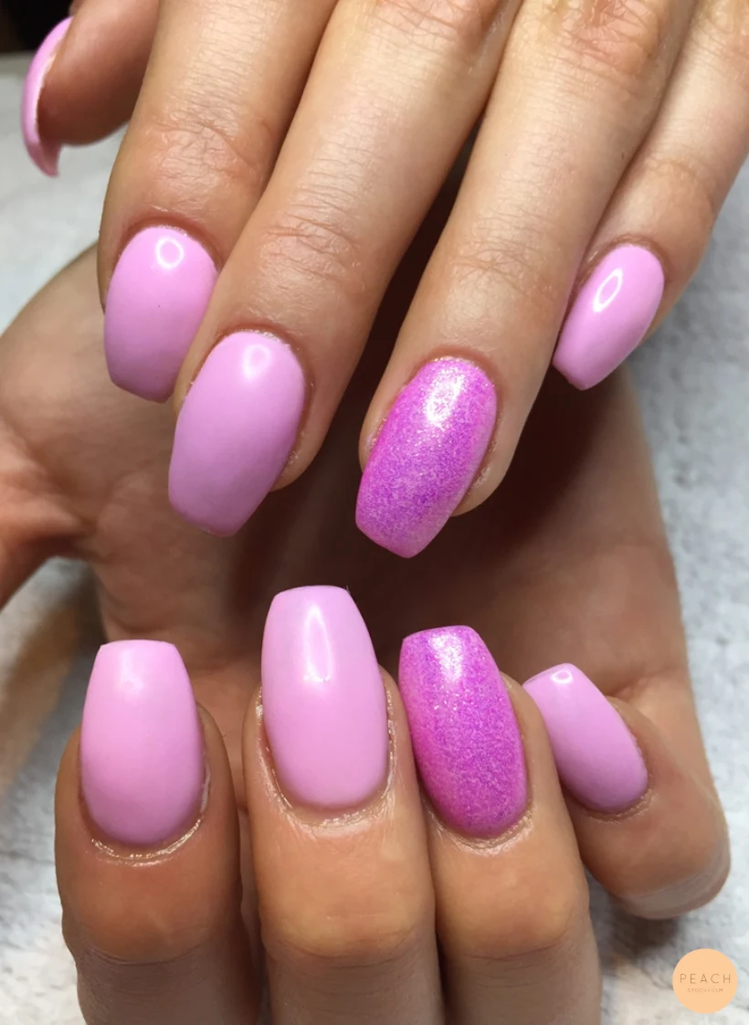 Lila naglar med pressat glitter