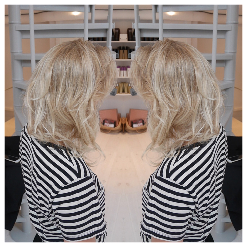 Askblond hårfärg med ljusa slingor