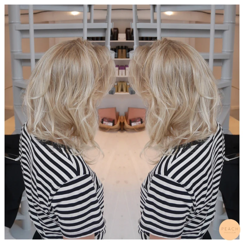 Askblond hårfärg med ljusa slingor