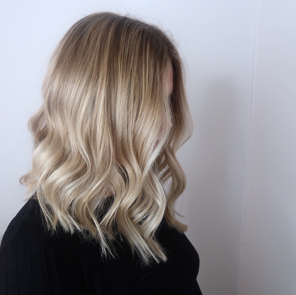 Balayage stockholm med ljusa slingor och beige toner
