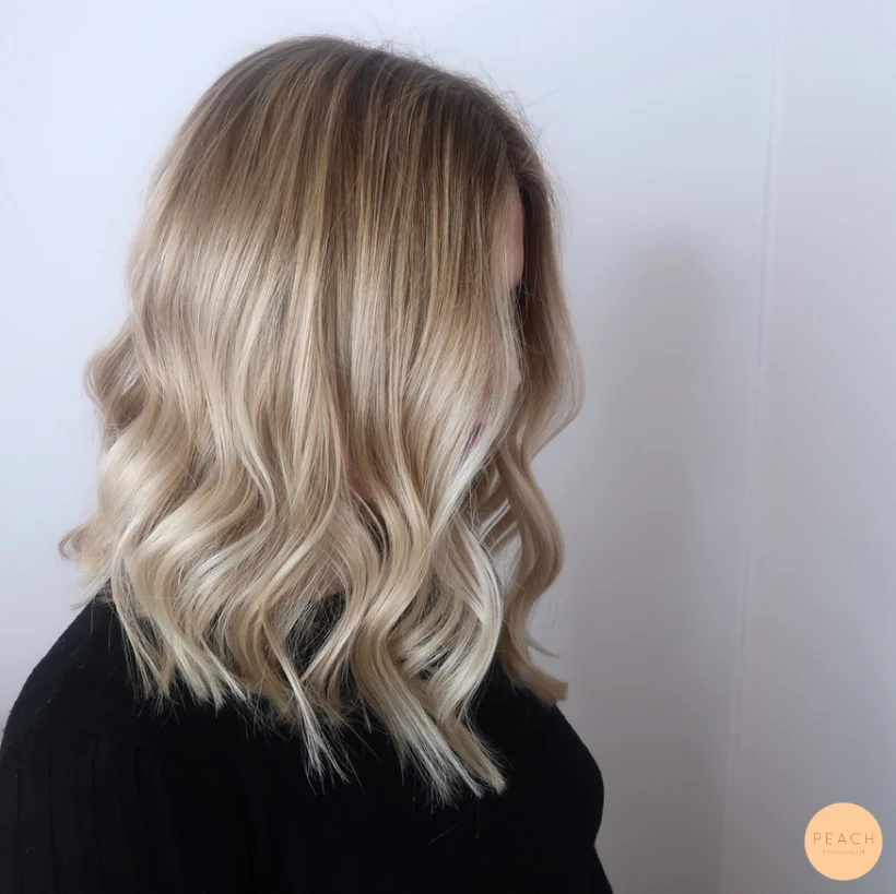 Balayage stockholm med ljusa slingor och beige toner