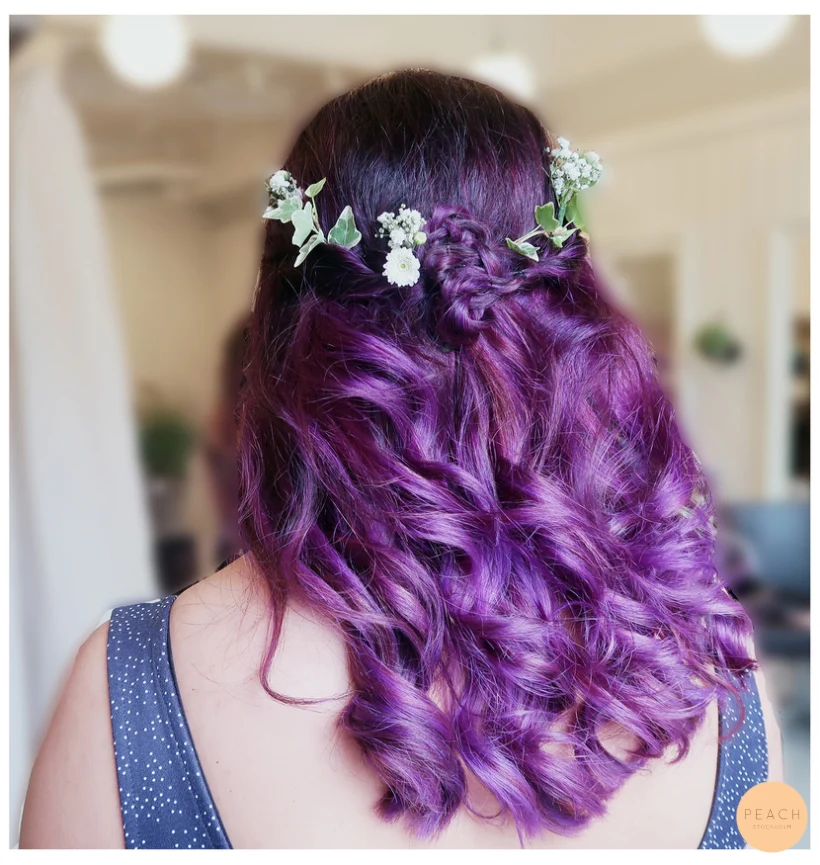 Bröllop i Stockholm med bruduppsättning med fläta och blommor