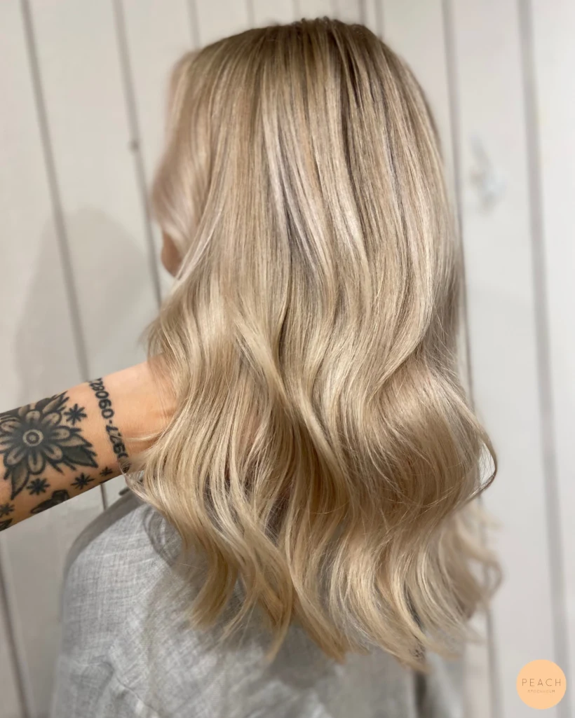 Kall blond lob med ljusa slingor