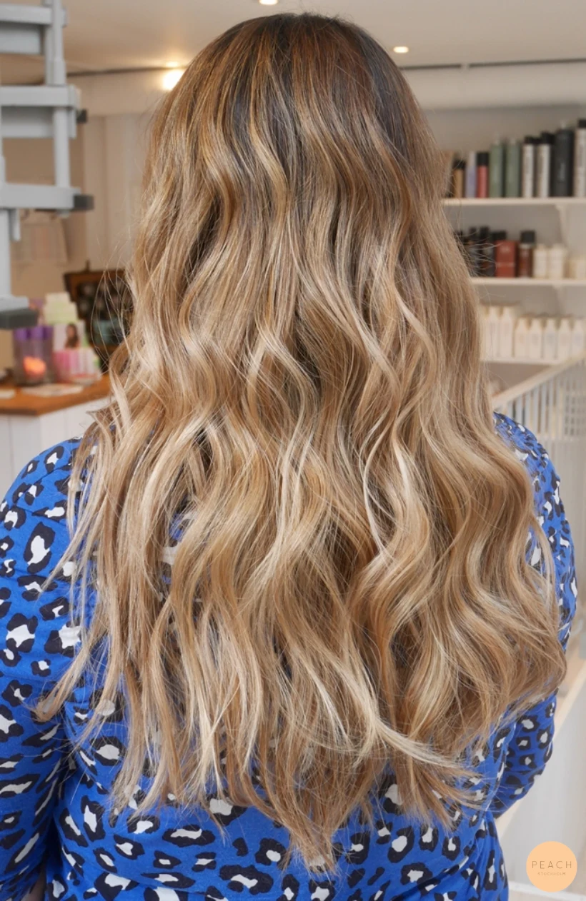 Beige blonde balayage med ljusa slingor