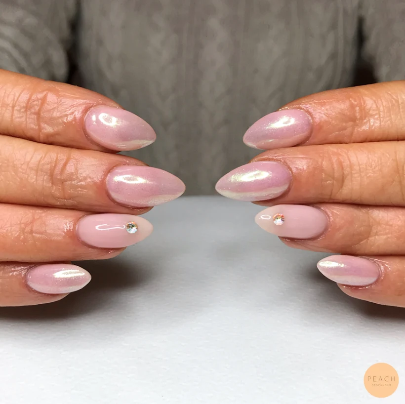 Chromade rosa naglar med rosa toner