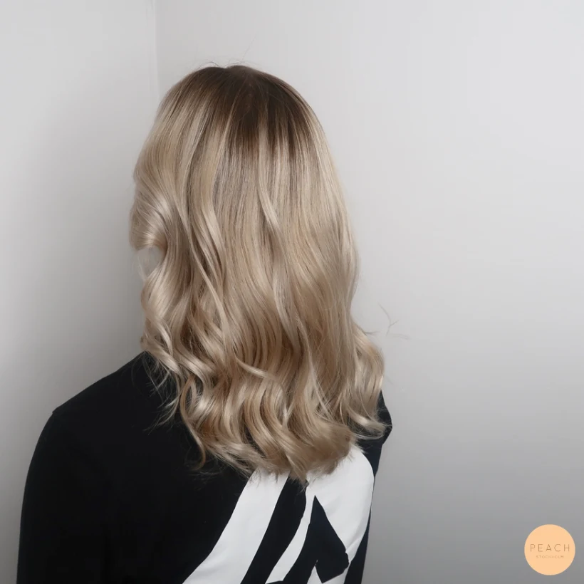 Beige blond balayage med mjuk utväxt