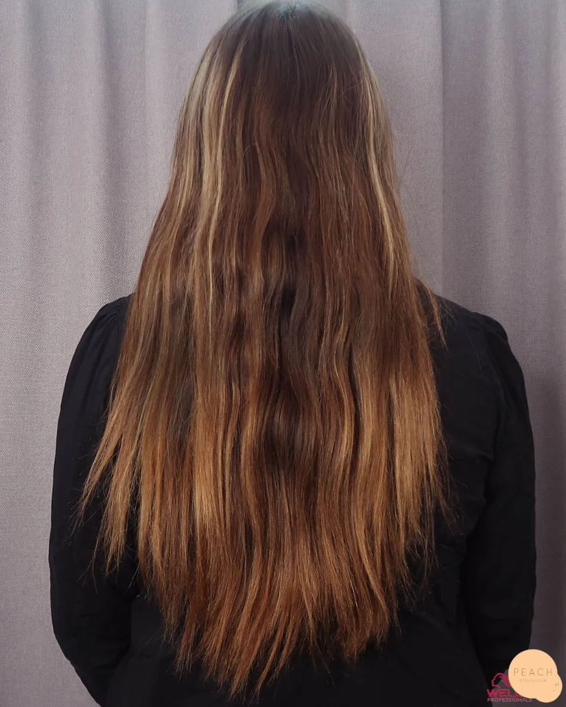 Bronde hårfärg med teasylights slingor och balayage för en stor färgkorrigering
