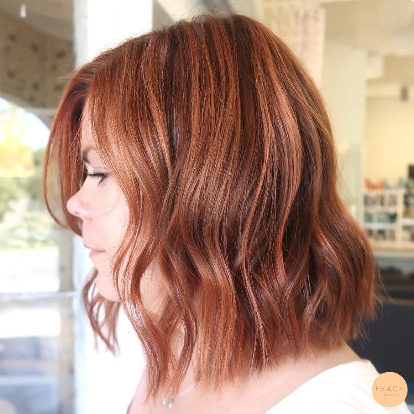 Strawberry blonde / copper peach hårfärg och lob klippning